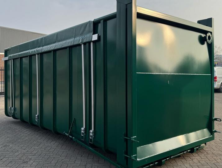 nieuwe vloeistofdichte container met afdekzeil